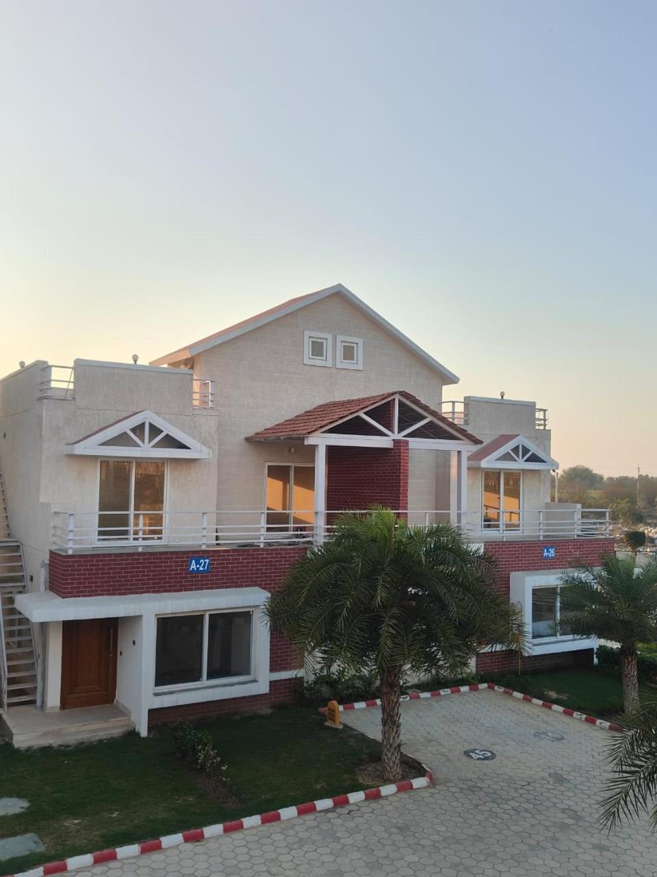 Villa In Vrindavan, Hare Krishna M Екстериор снимка