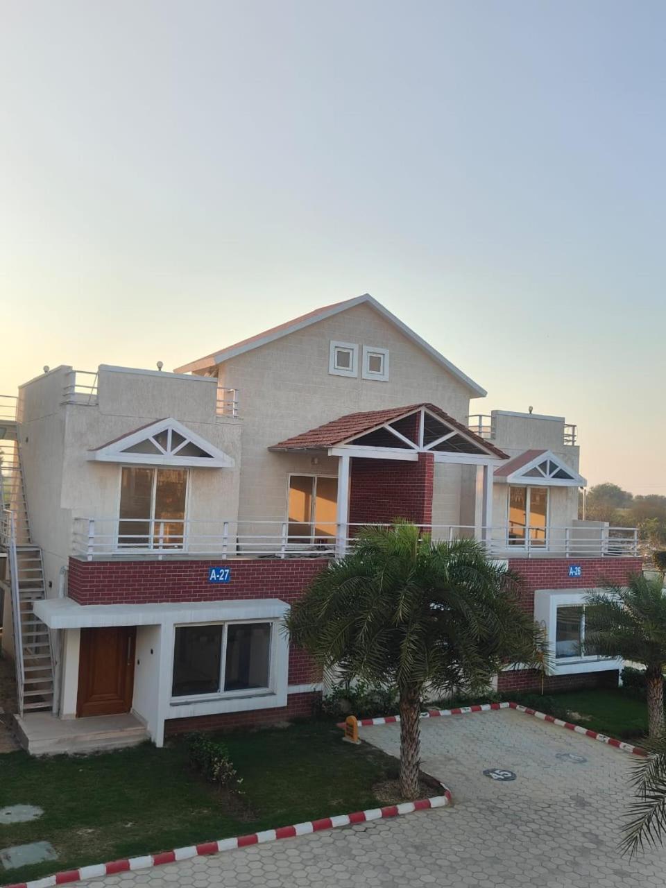 Villa In Vrindavan, Hare Krishna M Екстериор снимка