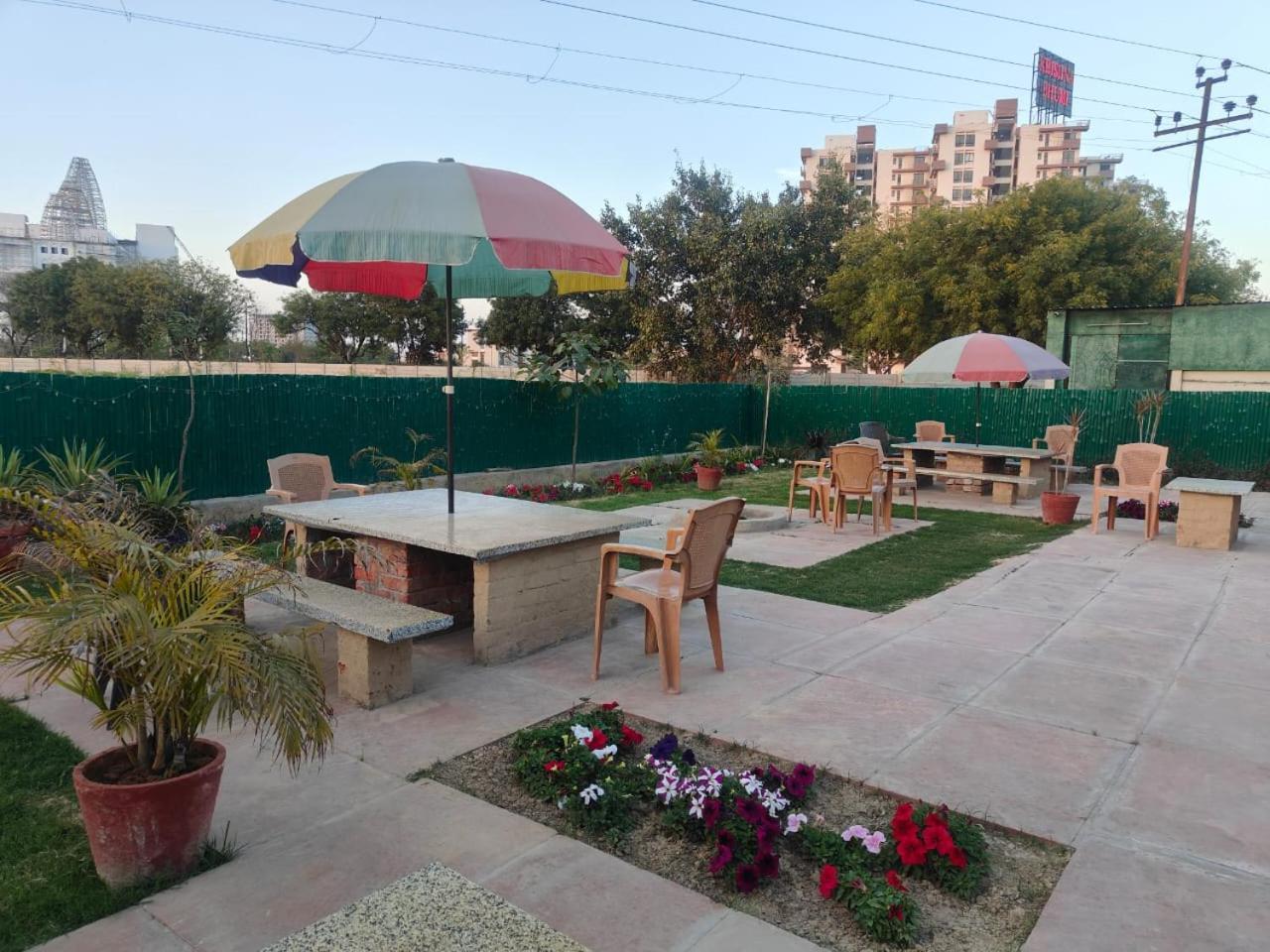 Villa In Vrindavan, Hare Krishna M Екстериор снимка